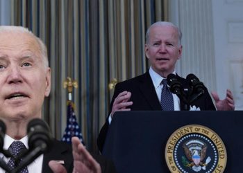 Toplumsal medya bu manzarayı konuşuyor… Biden’ın ‘kopya kağıdı’ kameralara yakalandı