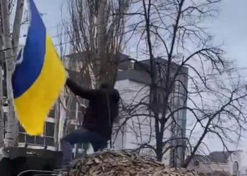 Ukrayna – Rusya savaşında inanılmaz manzaralar: Herson halkı Rus tanklarına geçit vermedi… ‘Evinize dönün’