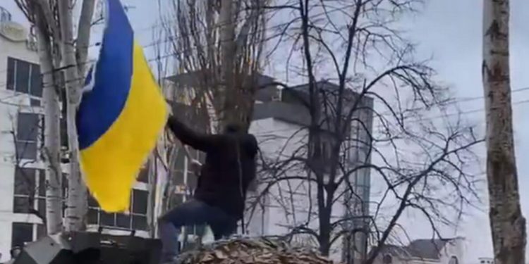 Ukrayna – Rusya savaşında inanılmaz manzaralar: Herson halkı Rus tanklarına geçit vermedi… ‘Evinize dönün’