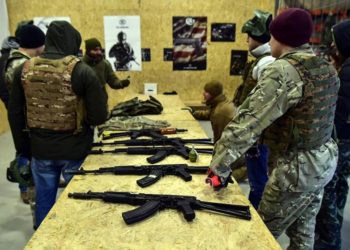 Ukrayna’da cepheye gidecek sivillere askeri eğitim veriliyor