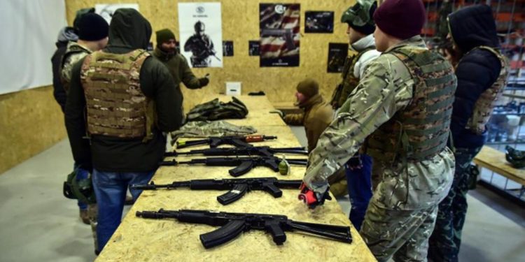 Ukrayna’da cepheye gidecek sivillere askeri eğitim veriliyor