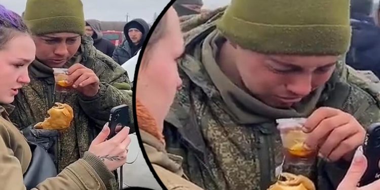 Ukraynalı bayanlar yemek verdi, teslim olan Rus askeri gözyaşlarına boğuldu!