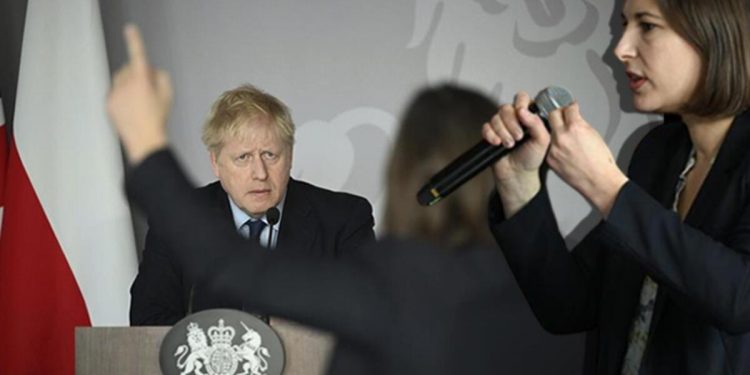 Ukraynalı gazeteci gözyaşlarıyla sordu! Boris Johnson’ın güç anları