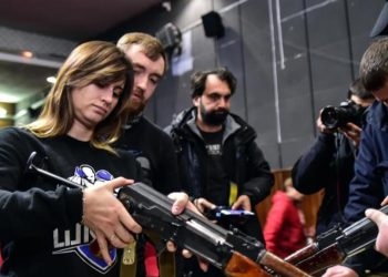 Ukraynalı siviller sinema salonunda silah eğitimi alıyor
