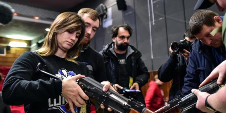 Ukraynalı siviller sinema salonunda silah eğitimi alıyor