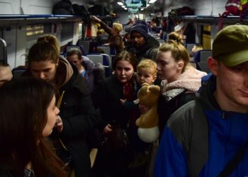 Ukraynalılar kapasitesini aşan trenlerle Polonya’ya göç ediyor