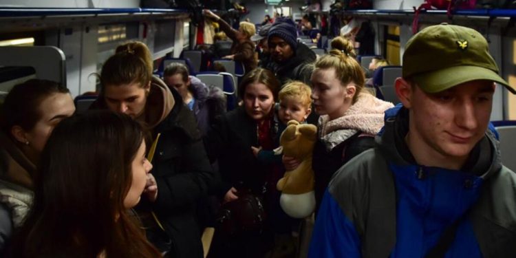 Ukraynalılar kapasitesini aşan trenlerle Polonya’ya göç ediyor