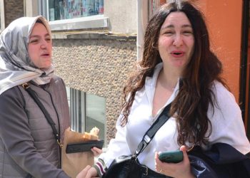 Yasemin Sakallıoğlu göz kalemiyle kitap imzaladı!