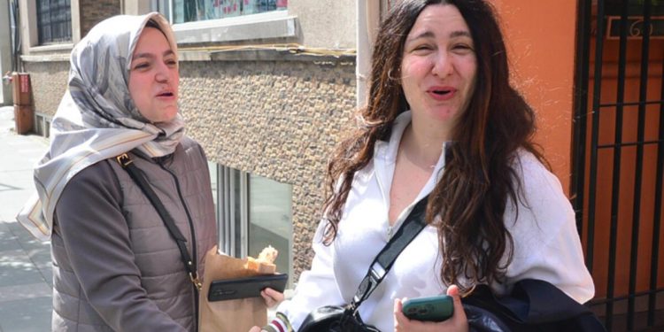 Yasemin Sakallıoğlu göz kalemiyle kitap imzaladı!