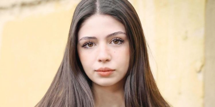 Zeynep Atılgan: Ellerim kalbimde Parla’yı izliyorum