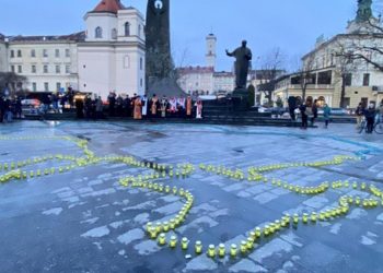 515 kandil mum ile Ukrayna haritası çizdiler!