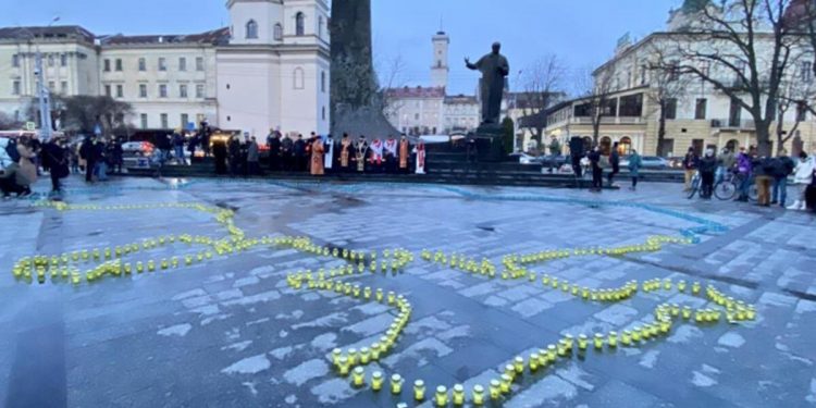 515 kandil mum ile Ukrayna haritası çizdiler!