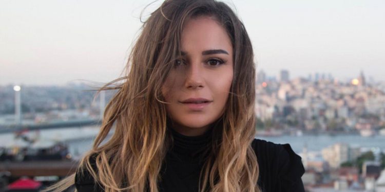 Babam berbat bir kocaydı