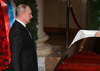 Dünya bu imgeleri konuşuyor! Jirinovski’nin cenazesinde dikkat çeken kareler…