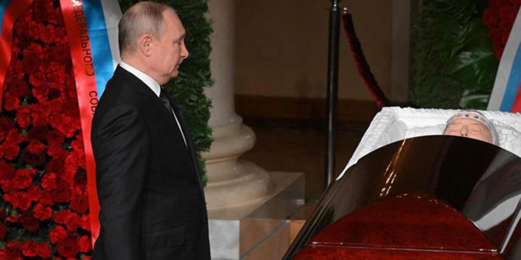 Dünya bu imgeleri konuşuyor! Jirinovski’nin cenazesinde dikkat çeken kareler…