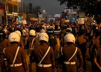 Ekonomik kriz nedeniyle protestoların sürdüğü Sri Lanka’da tüm bakanlar istifa etti