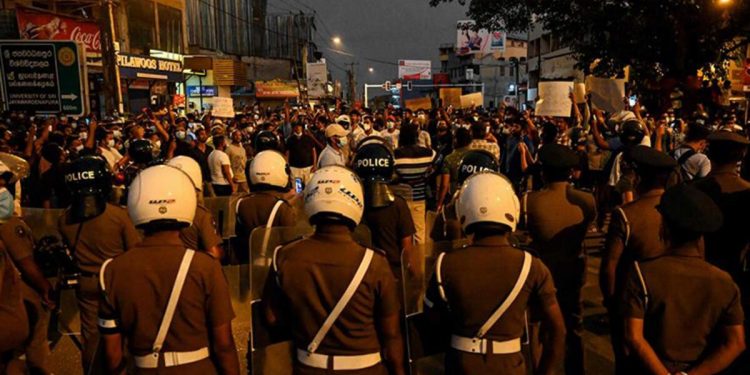 Ekonomik kriz nedeniyle protestoların sürdüğü Sri Lanka’da tüm bakanlar istifa etti