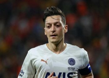 FENERBAHÇE TRANSFER HABERLERİ – İtalyanlar duyurdu! Mesut Özil’e iki talip birden