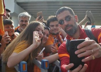 Galatasaray kafilesi İzmir’e geldi! Arda Turan büyük ilgi gördü