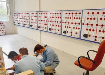 Hem  öğreniyor hem üretiyorlar: Bu okullar fabrika üzere