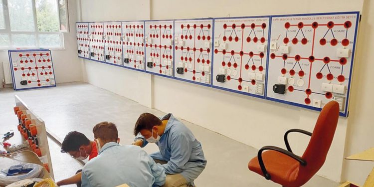 Hem  öğreniyor hem üretiyorlar: Bu okullar fabrika üzere