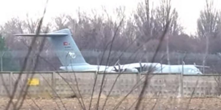 Kiev’de bekleyen Türk nakliye uçakları bu türlü görüntülendi