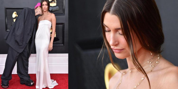 Kırmızı halıda aşk öpücüğü