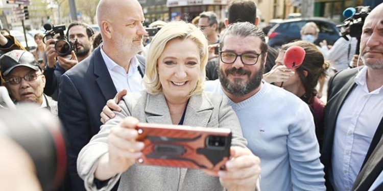 Macron’un önüne geçti… Anketlerde ‘Marine’ sürprizi