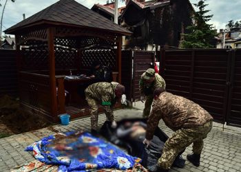 Rus askerlerinin çekildiği enkaza dönmüş Gostomel’de sivillere ilişkin cesetler bulundu