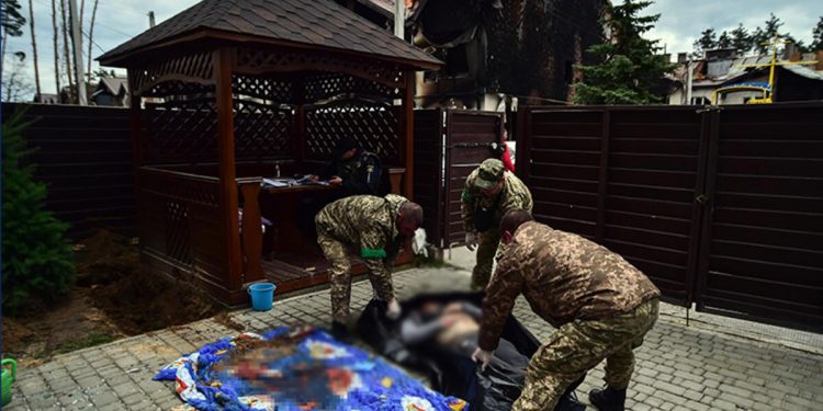 Rus askerlerinin çekildiği enkaza dönmüş Gostomel’de sivillere ilişkin cesetler bulundu