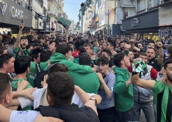 Sakaryaspor şampiyonluğu garantiledi bayrağını alan sokağa çıktı