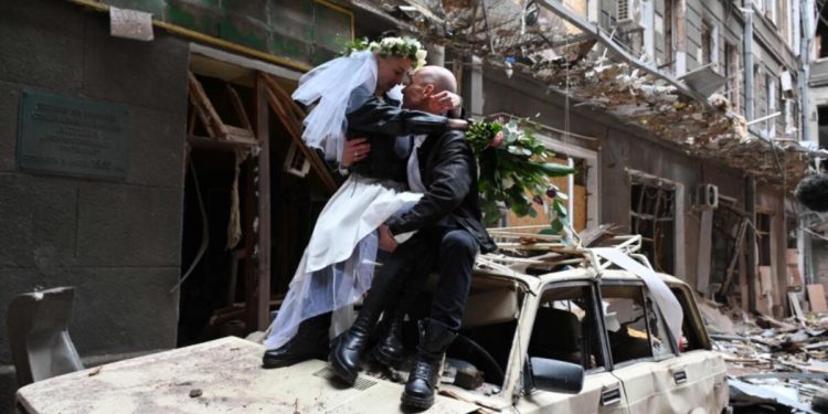 Savaşın gölgesinde dünya konutuna girdiler