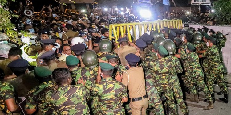 Sri Lanka’da Devlet Lideri Rajapaksa’nın konutuna taarruz