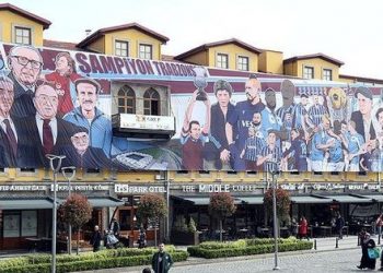 TRABZONSPOR HABERLERİ – Fırtına’da halk şampiyonluk süslemelerine başladı! 350 metrelik dev afiş