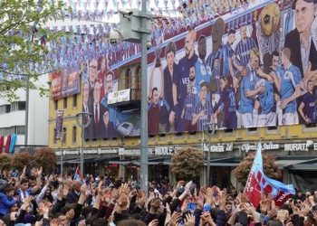 Trabzonspor taraftarı Antalyaspor maçı öncesi meydanlarda toplanıyor!