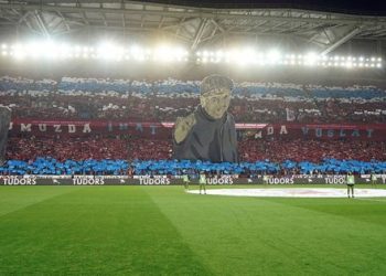 Trabzonspor taraftarından Beşiktaş maçında mükemmel koreografi