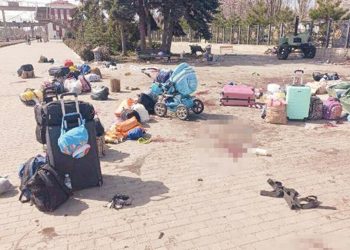 Tren bekleyen sivilleri vurdular: Beşi çocuk en az 50 meyyit…