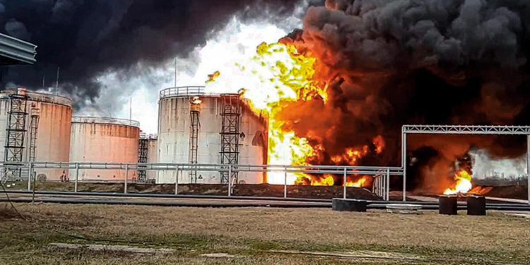 Ukrayna savaşı, Rusya topraklarına sıçradı: Rus yakıt deposunu vurdular