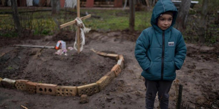 Ukrayna’dan yürek burkan kare… Annesinin mezarının başından ayrılmadı!