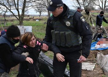 Ukrayna’dan yürek burkan kareler… Köyüne dönünce kocasının cansız vücudu ile karşılaştı