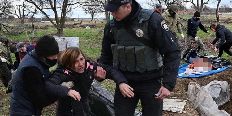 Ukrayna’dan yürek burkan kareler… Köyüne dönünce kocasının cansız vücudu ile karşılaştı