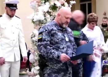 Ukraynalı askerler sıkı idare altında evlendi… Nikahları kumandanlar kıydı