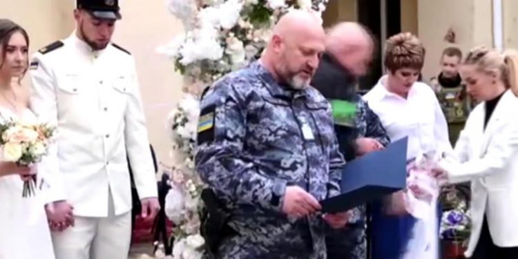 Ukraynalı askerler sıkı idare altında evlendi… Nikahları kumandanlar kıydı