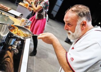 Ünlü şefin yardım mutfağı bombalandı