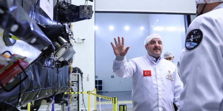 Bakan Varank, TÜRKSAT 6A’yı inceledi