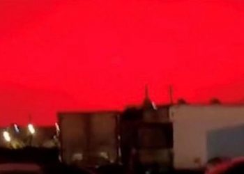 Çin’de gökyüzü kızıla boyandı! Merakla beklenen açıklama geldi… İşte nedeni