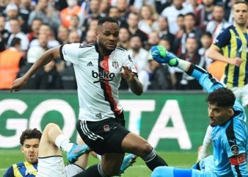 Cyle Larin Fenerbahçe maçında saç baş yoldurttu! O yanlışlar…