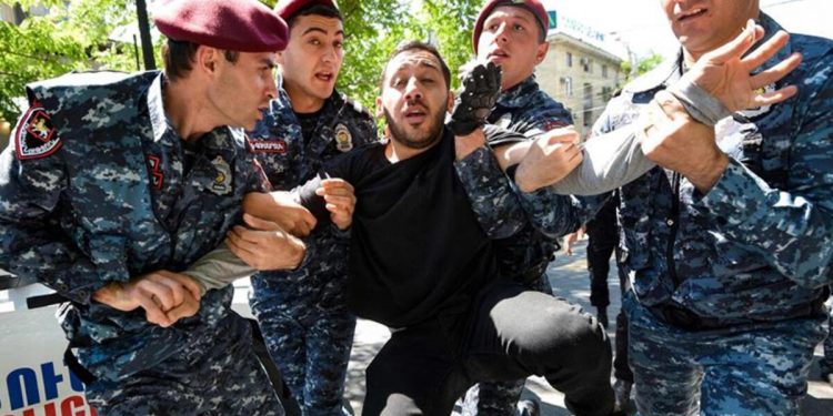 Ermenistan karıştı! Muhalifler yolları kapattı: 286 gözaltı