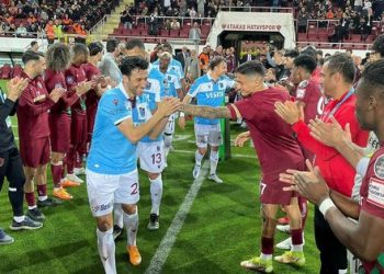 Hataysporlu futbolcular şampiyon Trabzonspor’u alkışladı! İşte o anlar…