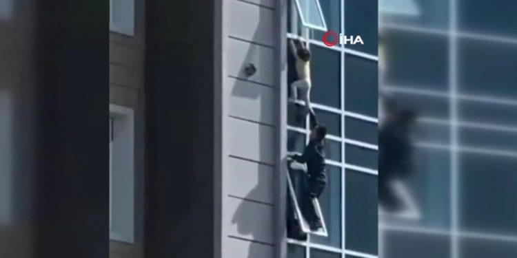 Mevtle burun buruna… Kazakistan’da 8’inci kattan sarkan çocuk son anda kurtarıldı